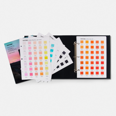 Amostras de cores Pantone em dossier preto com páginas destacadas