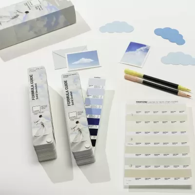 Guias de cores Pantone e materiais relacionados para design e cor