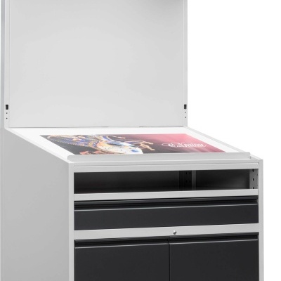 Mobiliário de escritório com superfície inclinada, gavetas pretas e iluminação superior com painel de controle.