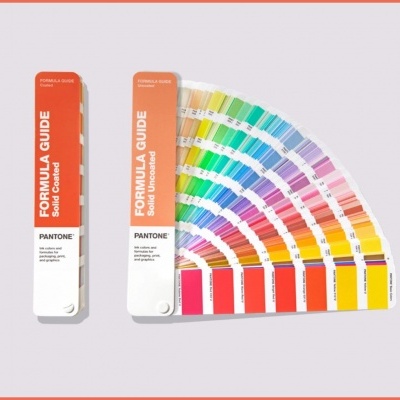 Palete de cores Pantone Formula Guide aberta e fechada com amostras coloridas