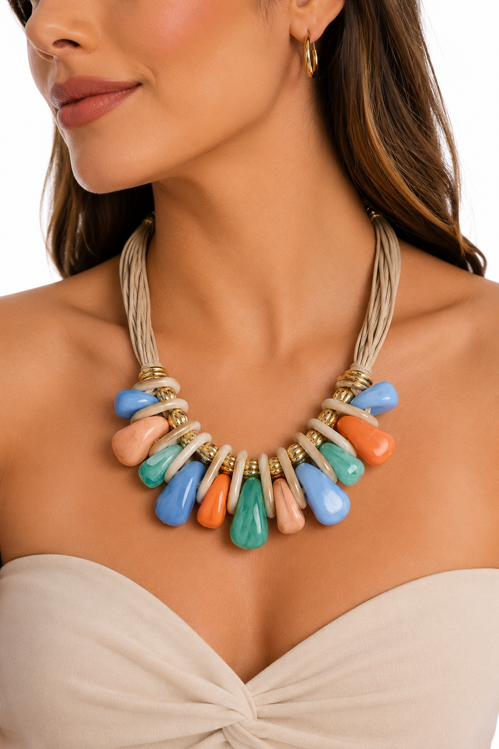 Colar Gotas Coloridas Colar multicolorido com gotas e anéis usados num pescoço feminino
