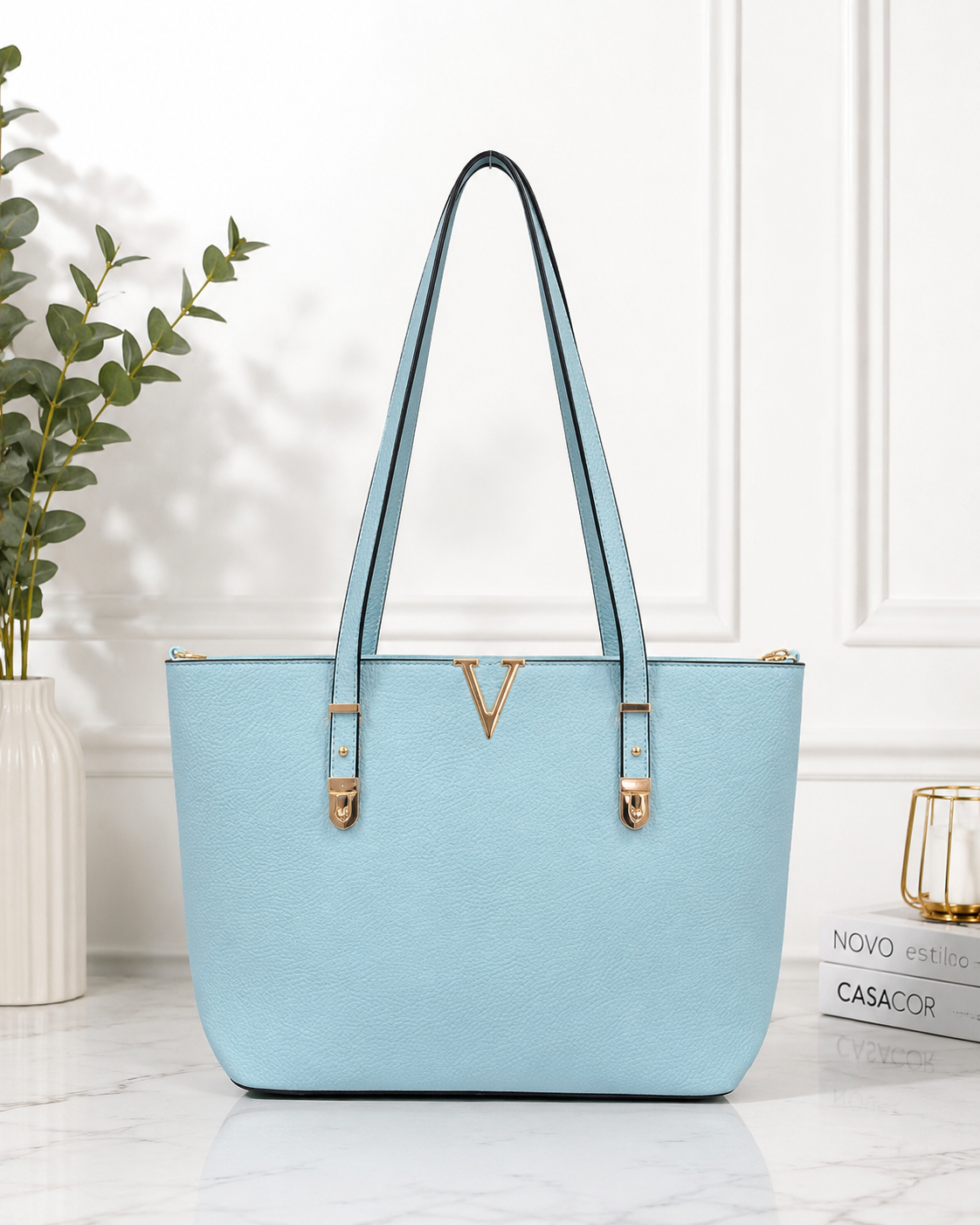 Bolsa Tote Elegance V Mala de senhora azul clara em couro com cabos finos e letra V dourada
