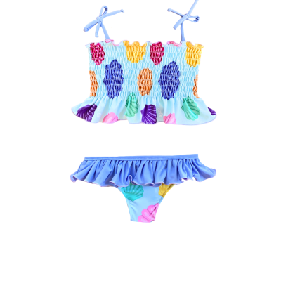 Fato de banho infantil azul claro com padrões coloridos e folho na cueca