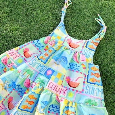 Vestido colorido com padrão de verão e ilustrações tropicais