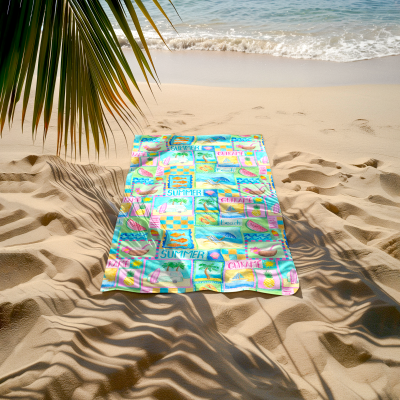 Toalha de praia colorida com padrão de verão na areia de praia junto ao mar