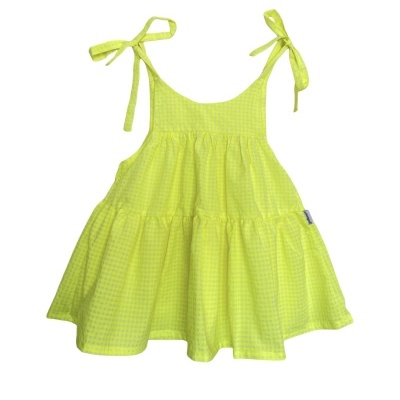 Vestido infantil amarelo claro com padrão xadrez pequeno e alças para amarrar