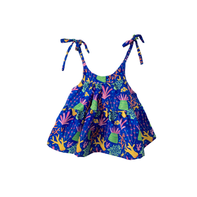 Blusa de alças azul com padrão colorido de plantas e peixes