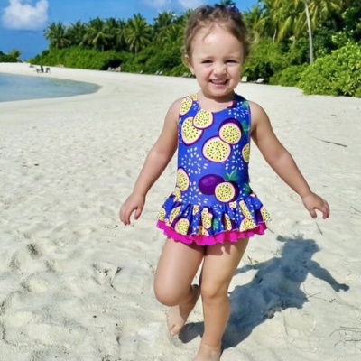 Menina com fato de banho colorido na praia
