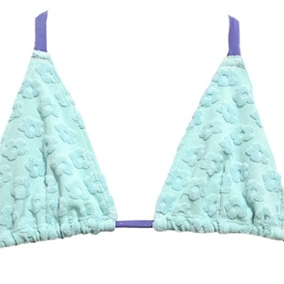 Top de biquíni azul claro com padrão floral e alças roxas