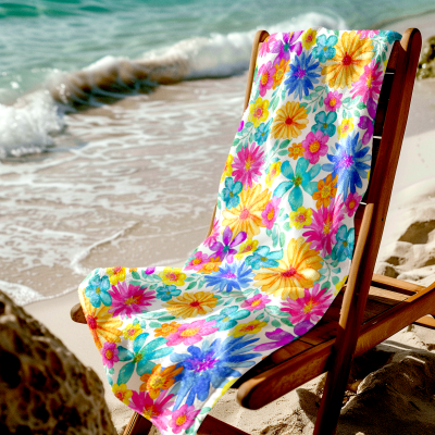 Toalha de praia floral colorida numa cadeira de madeira na praia