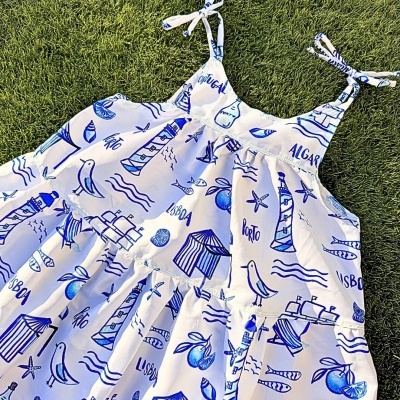 Vestido branco com estampado azul de temas marítimos