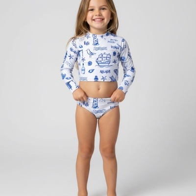 Fato de banho de criança branco com desenhos náuticos azuis e palavras Lisboa, Porto, Algarve