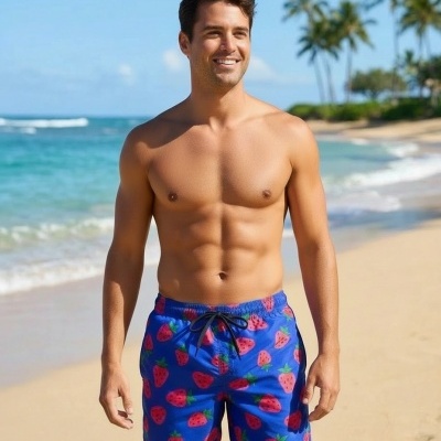 Calções de banho azuis com padrão de morangos usados na praia