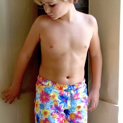 Calções de banho coloridos com padrão floral usados por criança