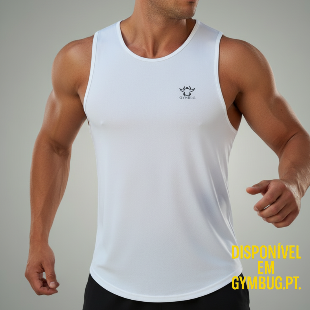 Homem a vestir regata branca com logótipo GYMBUG e texto DISPONÍVEL EM GYMBUG.PT