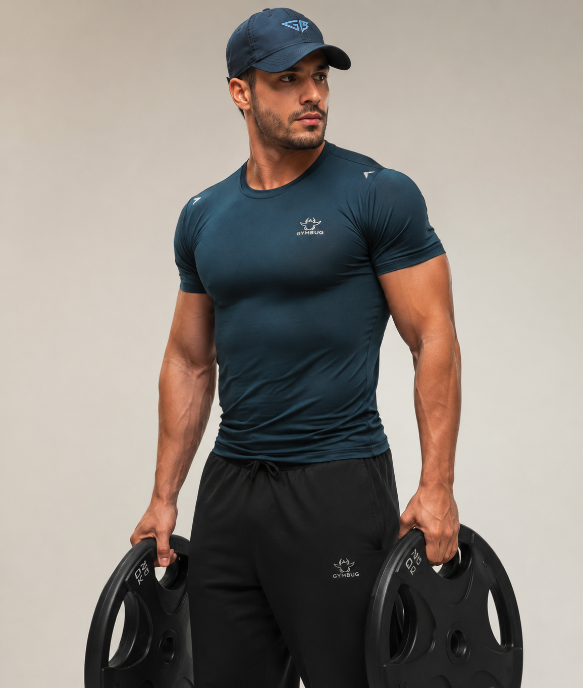Homem musculado com roupa desportiva azul escuro e calças pretas segurando pesos de ginásio pretos
