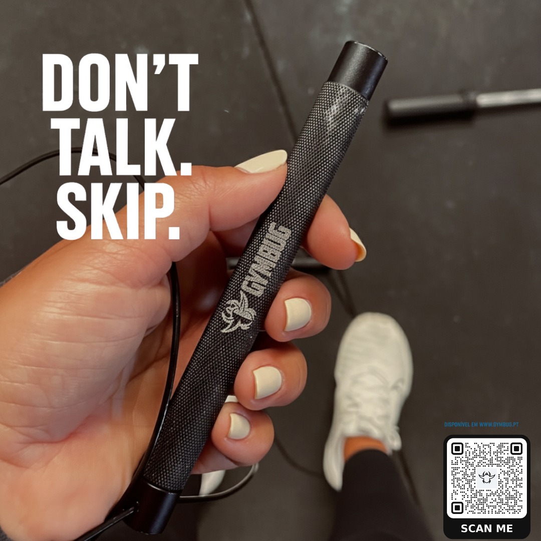 Mala preta antiderrapante Gymbug segurada à mão em ginásio com sapatilhas brancas