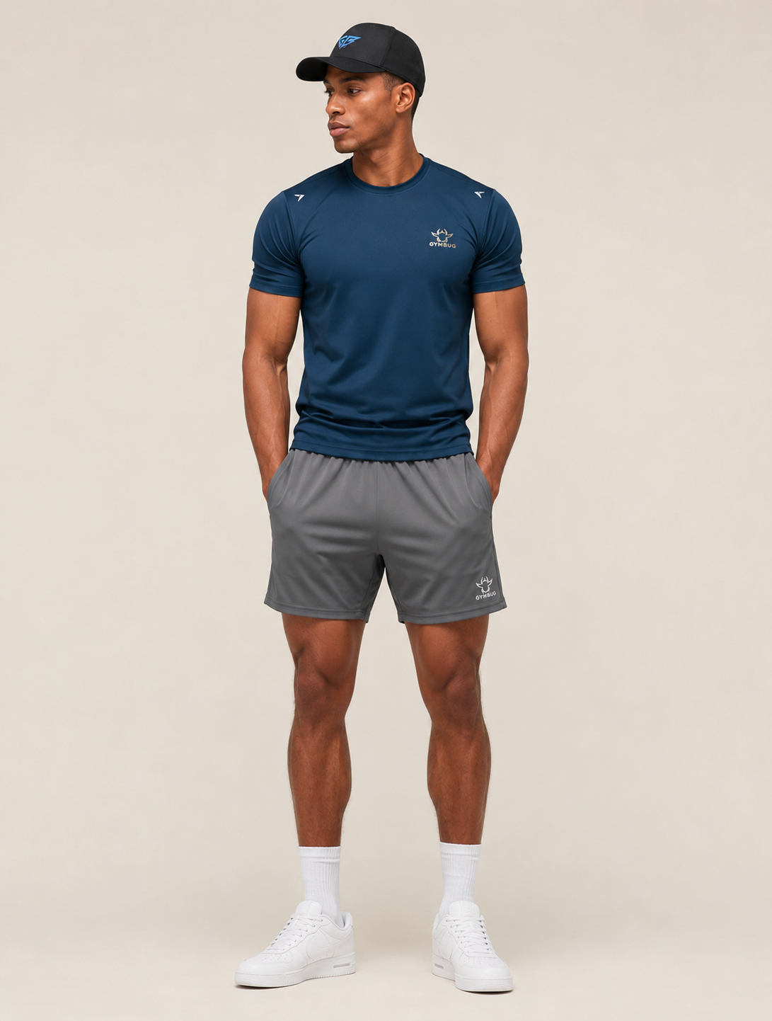 Homem com roupa desportiva azul e cinzenta com logo Gymbug, boné preto, meias e sapatilhas brancas