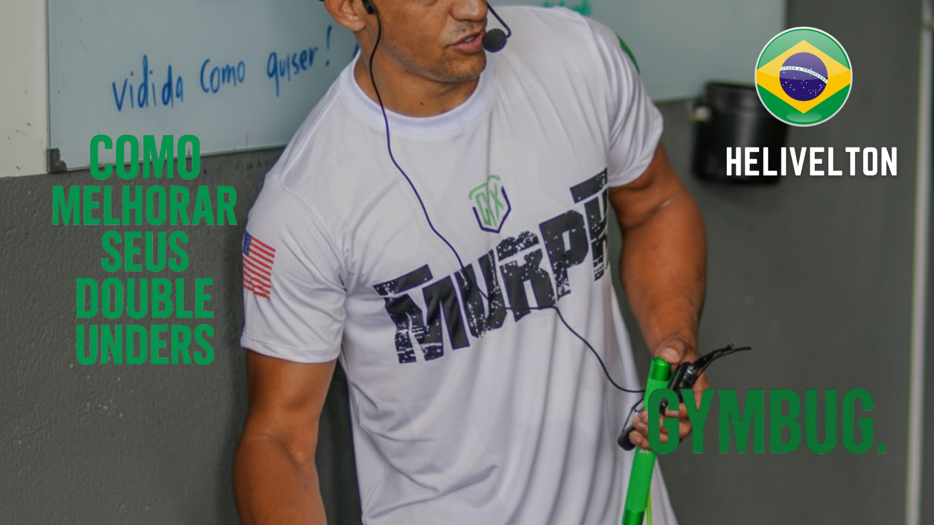 Homem com camiseta branca e corda de saltar verde em ginásio