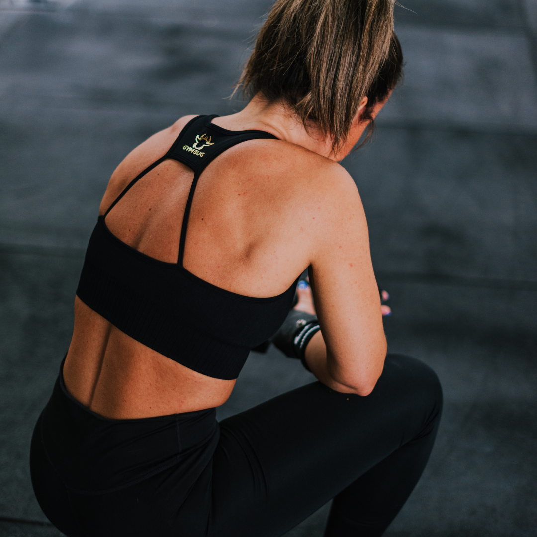 Topo desportivo preto com alças finas e logótipo CORSAIR nas costas
