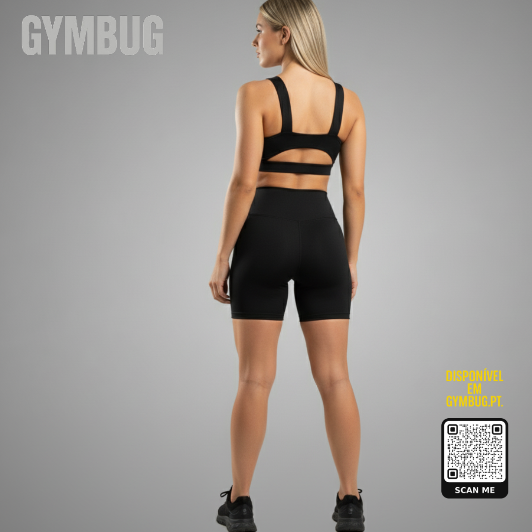 Conjunto desportivo preto com top e calções vistos de costas