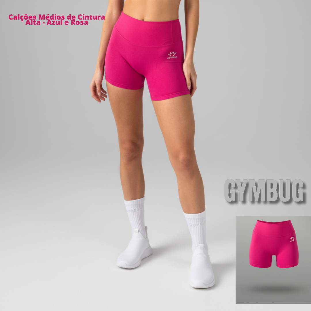 Calções médios cintura alta cor rosa, em modelo, meias e sapatilhas brancas, fundo cinzento