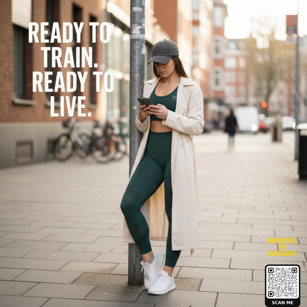 Mulher com roupa desportiva verde escuro e casaco bege encostada a poste numa rua urbana