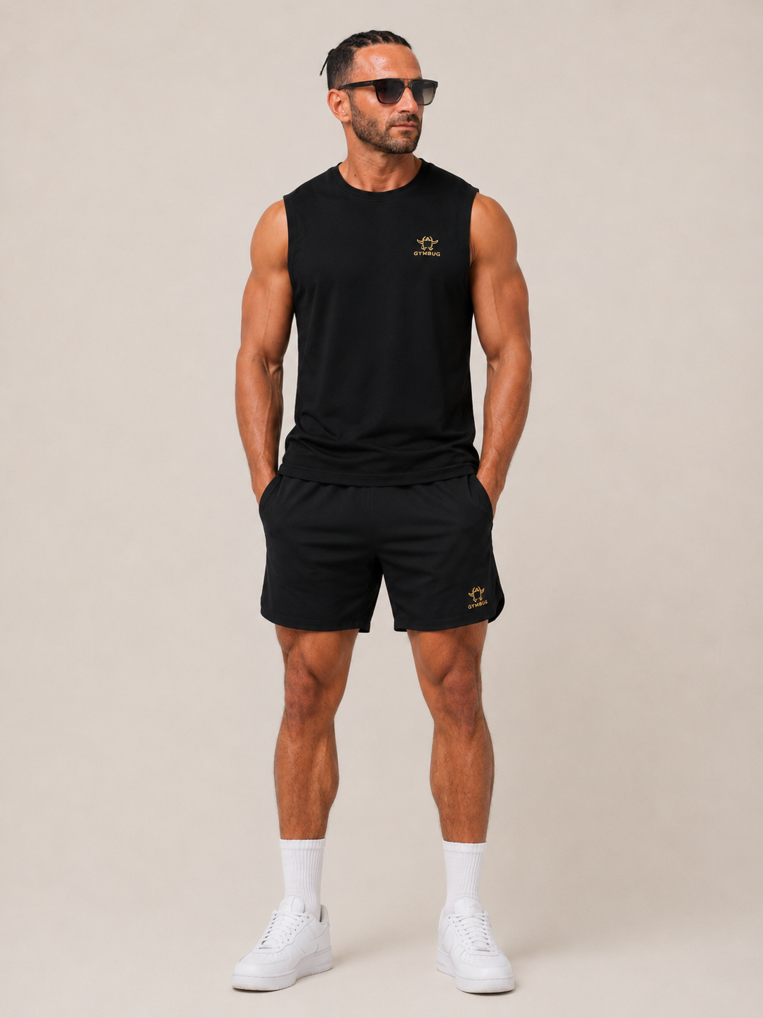 Homem com roupa desportiva preta e ténis brancos