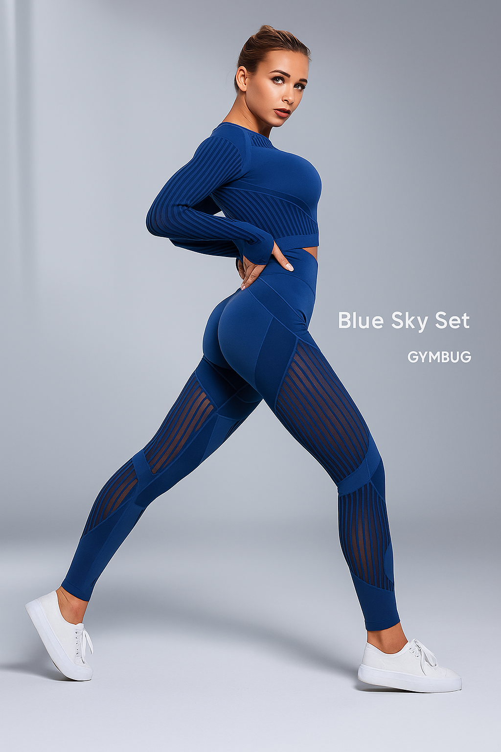 Mulher com conjunto desportivo azul e sapatilhas brancas