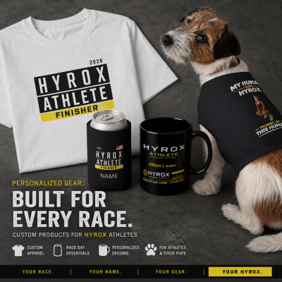 Produtos HYROX: t-shirt branca, porta-lata, caneca e bandana preta para cão, com texto e design de atleta.