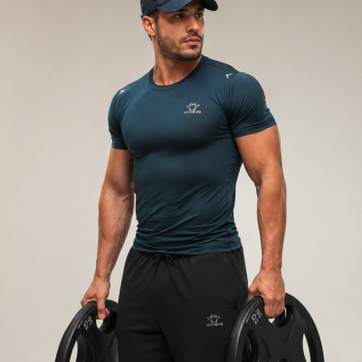 Homem musculado com roupa desportiva azul escuro e calças pretas segurando pesos de ginásio pretos