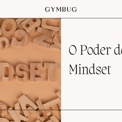 Letras de madeira formando a palavra MINDSET sobre superfície castanha