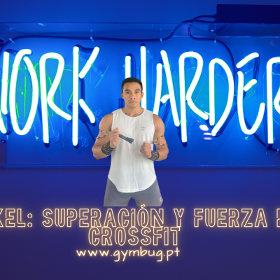 Letreiro néon azul com texto WORK HARDER e imagens de treino junto de texto promocional em castelhano