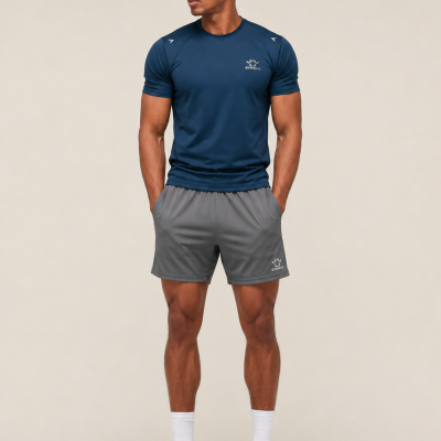 Homem com roupa desportiva azul e cinzenta com logo Gymbug, boné preto, meias e sapatilhas brancas