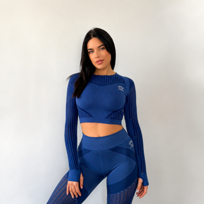 Conjunto desportivo azul escuro com leggings e top de manga comprida com detalhes em malha