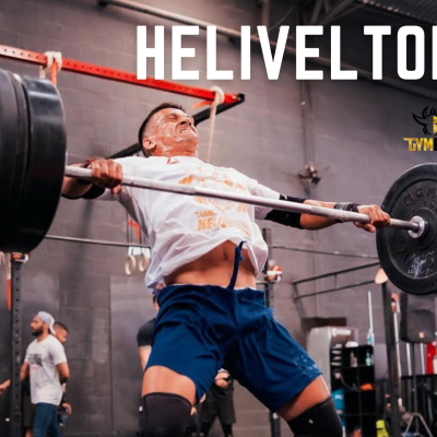 Homem a levantar halteres num ginásio com texto HELIVELTON e bandeira do Brasil