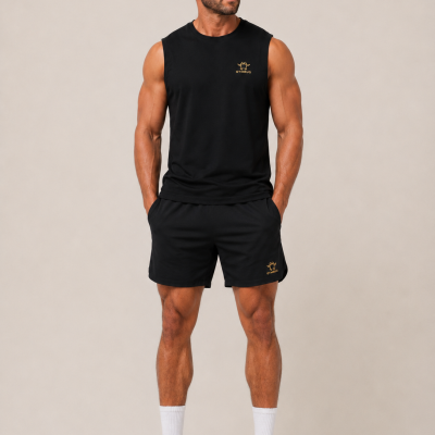 Homem com roupa desportiva preta e ténis brancos