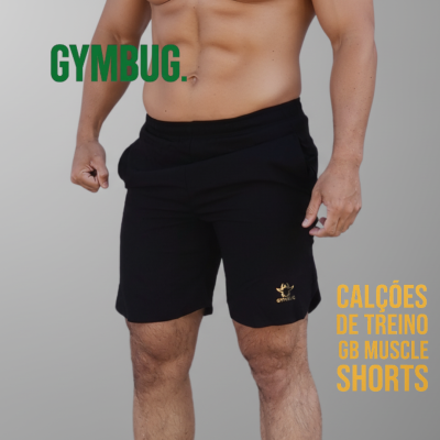 Calções de treino pretos com logótipo dourado em modelo masculino