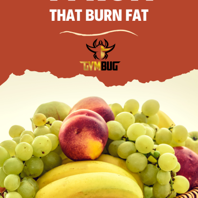 Cesto de vime com bananas, pêssegos e uvas verdes sobre fundo castanho e branco com texto