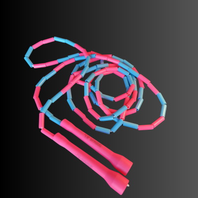 Corda de saltar rosa e azul com pegas cor-de-rosa