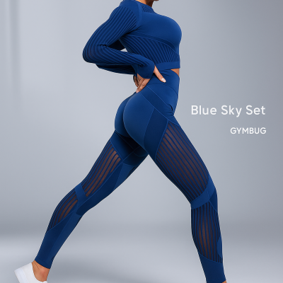 Mulher com conjunto desportivo azul e sapatilhas brancas