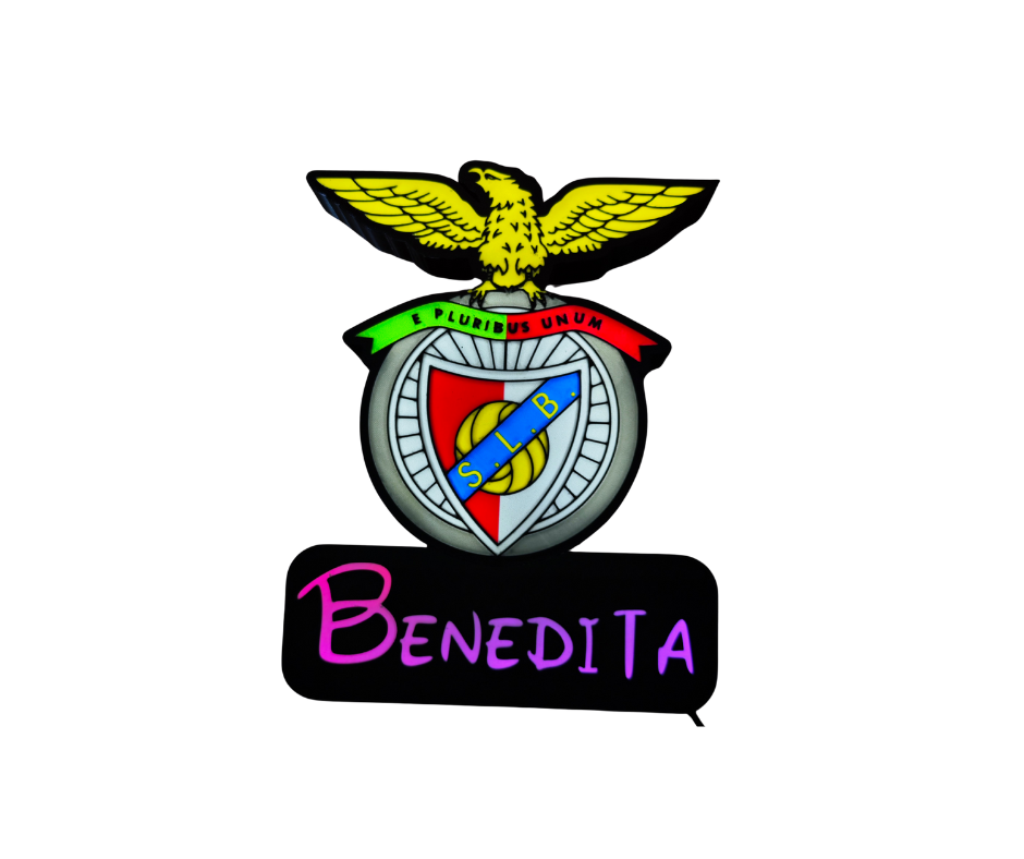 Iluminária Benfica Emblema SLB colorido com bandeira verde e vermelha e texto BENEDITA