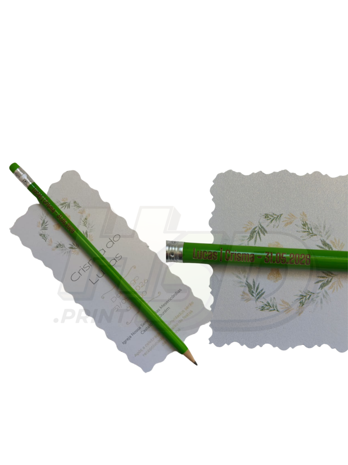 Lápis Personalizado com Nome e Data Lápis verde com texto dourado sobre convite branco com flores verdes e douradas