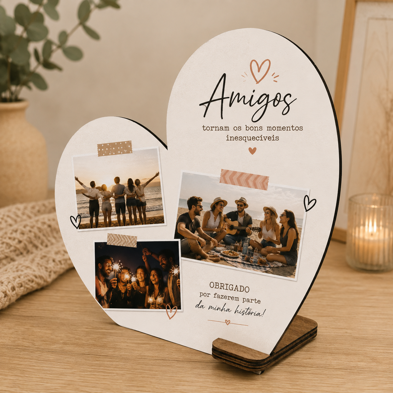Moldura Coração Personalizada Placa coração bege com fotos e texto sobre amizade