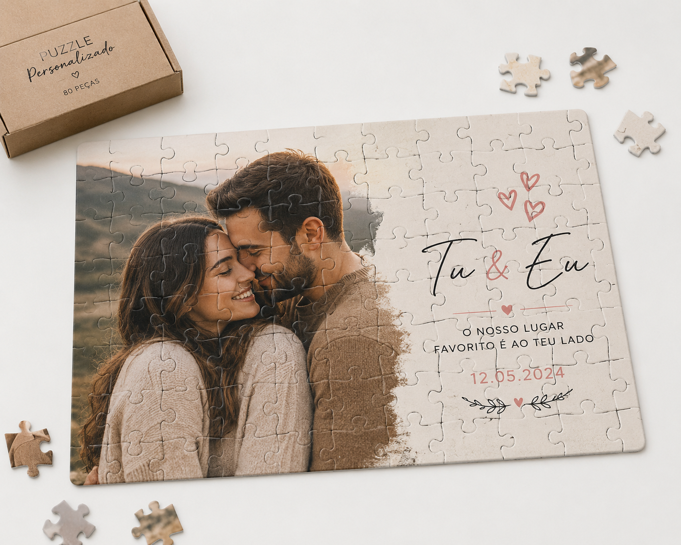 Puzzle A5 Personalizado – 80 Peças Puzzle personalizado com casal abraçado e texto em português