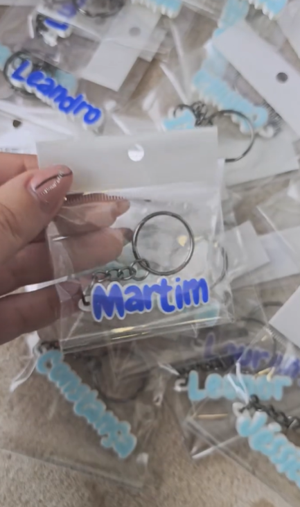 Porta-Chaves Personalizado com Nome em 3D Porta-chaves personalizados com nomes em acrílico azuis embalados em sacos transparentes.