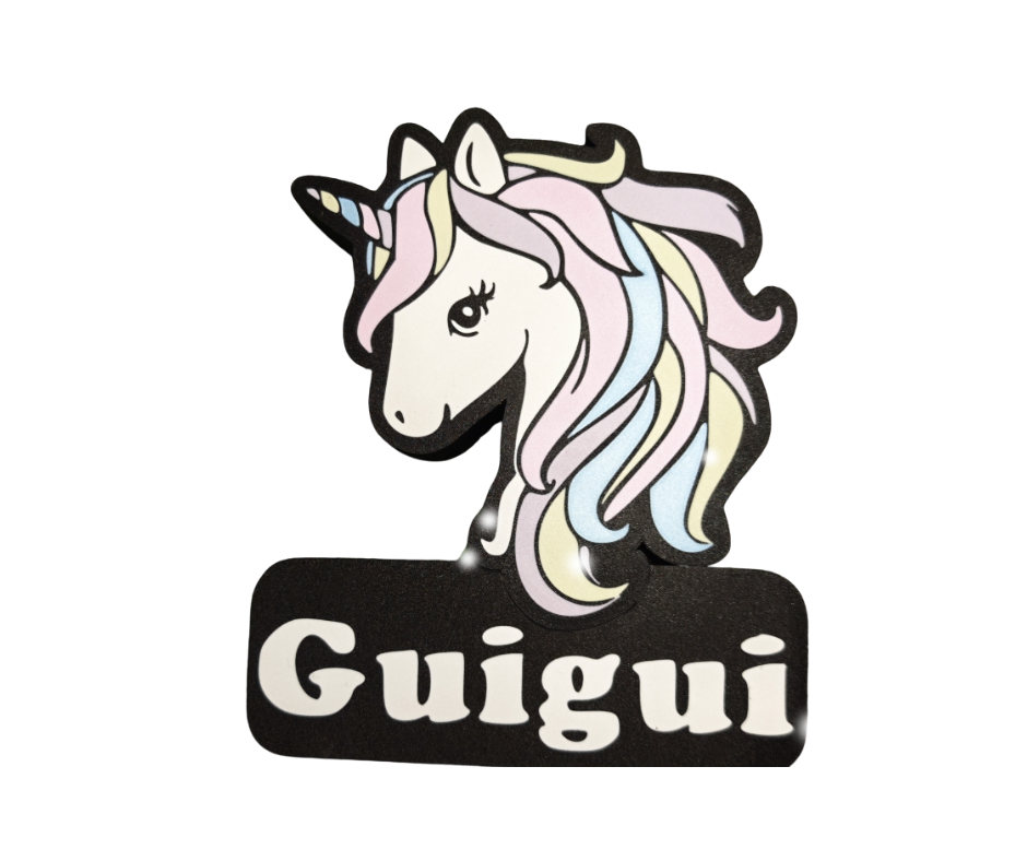 Iluminária Unicórnio Ilustração de unicórnio colorido com texto 'Guigui'