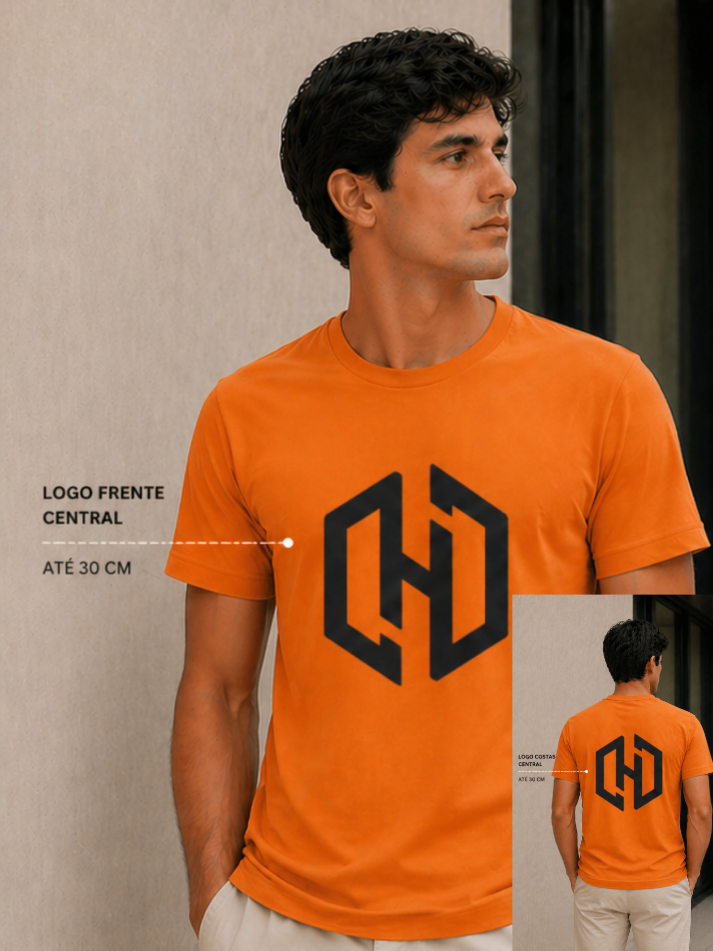 T-Shirt Adulto Personalizável Frente ou Costas 150g/m² - Várias Cores Homem com camisola laranja com logótipo preto geométrico central e texto explicativo sobre a posição do logótipo