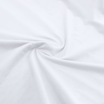 Tecido branco macio e liso com dobra em espiral