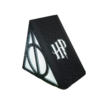 Caixa triangular preta com símbolo dos Deathly Hallows e letras HP